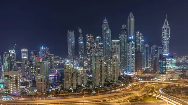 迪拜码头的摩天大楼 夜间照明最高的住宅大楼 在有十字路口的公路上的交通 Jlt区的高空景观 — 图库照片