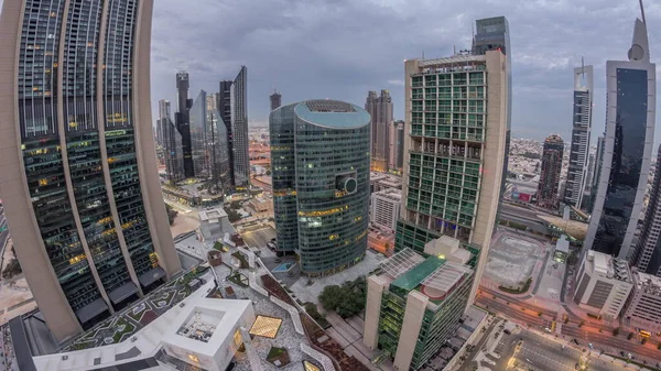 迪拜国际金融中心的全景摩天大楼从夜到天的过渡 日出前从上方俯瞰明亮的塔楼 — 图库照片