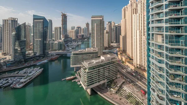 Flygmorgonsutsikt Över Dubai Marina Skyskrapor Med Långa Skuggor Runt Kanalen — Stockfoto
