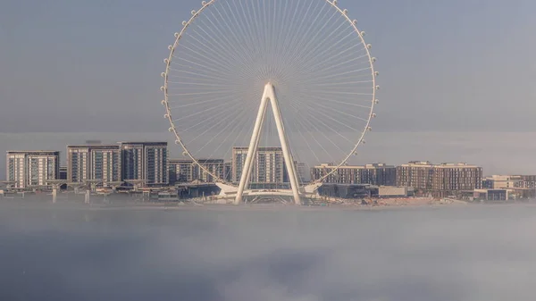 蓝水岛的现代建筑和摩天轮覆盖着晨雾空中 日出后迪拜码头和Jbr附近新的休闲和住宅区 — 图库照片