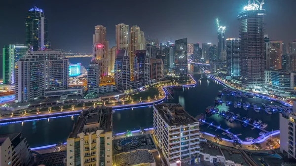 Dubai Marina Com Barcos Iates Estacionados Porto Arranha Céus Iluminados — Fotografia de Stock