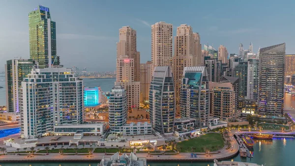 Dubai Marina Con Varios Barcos Cerca Césped Verde Paseo Marítimo — Foto de Stock