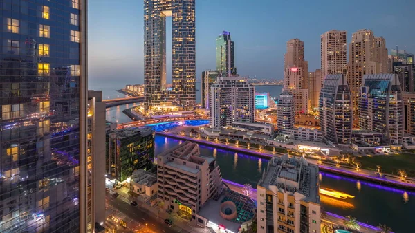 迪拜的滨海摩天大楼和Jbr区在日落后配备了明亮的豪华建筑 并每天从空中过渡到夜间度假 有手掌和小船漂浮在运河中 — 图库照片