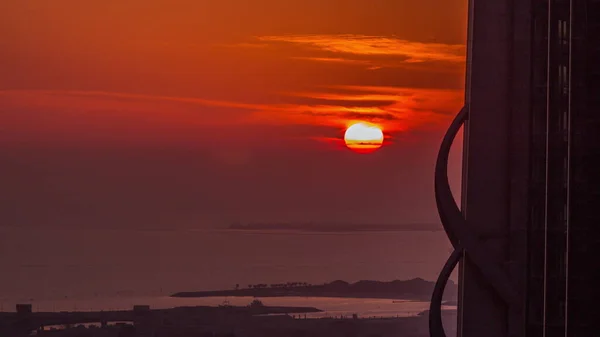 Ηλιοβασίλεμα Πάνω Από Θάλασσα Κοντά Στο Ντουμπάι Κανάλι Νερού Πορτοκαλί — Φωτογραφία Αρχείου