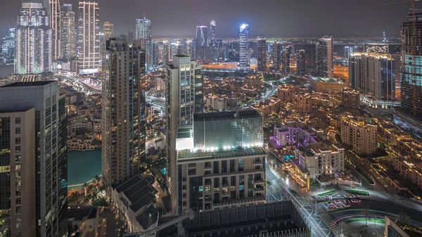 パノラマは大きな未来的な都市の夜の空中ビューを示しています 高層ビルや伝統的な住宅が多いビジネスベイとダウンタウン地区 ドバイ アラブ首長国連邦スカイライン — ストック写真