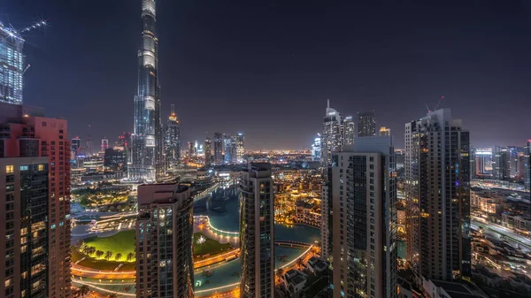 迪拜市中心全天候高耸的摩天大楼高耸入云 新塔楼及繁忙道路的建筑工地 灯火由上至下 — 图库照片