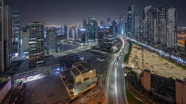 位于阿联酋迪拜的商业湾航夜 全景照片展示了海湾大道 配有明亮的现代塔楼住宅开发 在大停车场附近的路上堵车的摩天大楼 — 图库照片