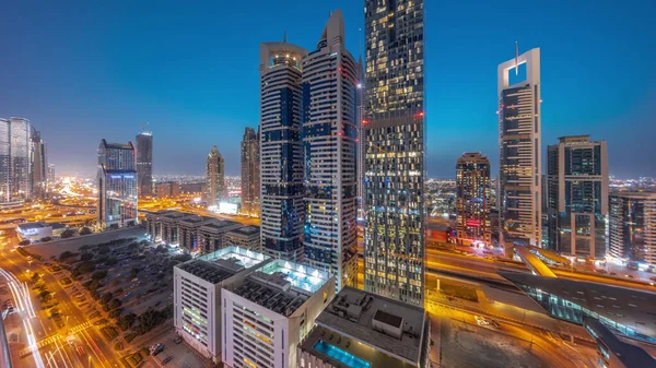 迪拜国际金融区的空中全景 日落时分 许多摩天大楼从天而降 灯火通明 停车场附近的一个公路交叉口的交通情况 阿联酋 — 图库照片