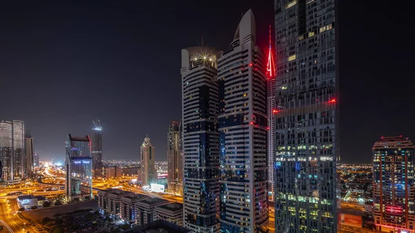 ドバイ国際金融地区の空中ビューは 一晩中多くの高層ビルがあります 道路の交差点の信号がオフになって照明塔に囲まれて上のトラフィック ドバイ アラブ首長国連邦 — ストック写真