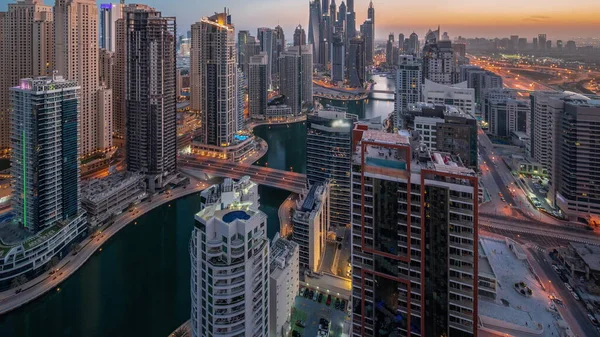迪拜海港航海家夜以继日的人工运河过渡全景高耸的摩天大楼景观 Jbr区的许多塔楼和游艇在日出前 — 图库照片