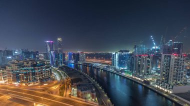 Dubai, Birleşik Arap Emirlikleri 'ndeki Business Bay hava sahasında gökdelenler ve kuleler. Yukarıdan kanal ile panoramik görünüm