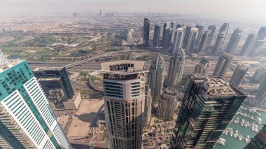 JLT hava sahasındaki gökdelenleri sis kapladı. Akşam saatlerinde Dubai marina kulelerinden golf sahası ve karayolu trafiği olan en iyi manzara.