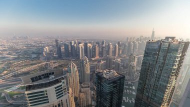 Dubai Marina Panoraması, JLT gökdelenleri ve golf sahası, Dubai, Birleşik Arap Emirlikleri. Yukarıdaki kulelerden hava görüntüsü. Bulanık hava ile şehir silüeti