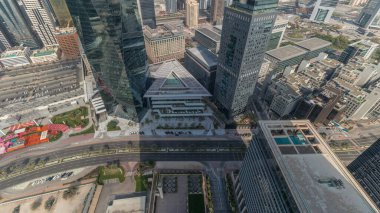 Ofis kulesi Dubai Uluslararası Finans Merkezi 'nde. Dubais merkez finans bölgesinde trafik varken hava panoramik manzaraya bakın.