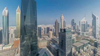 Şeyh Zayed yolundaki Dubai 'deki finans bölgesi iş merkezindeki fütüristik gökdelenlerin panoraması. Ofis kuleleriyle yukarıdan hava görüntüsü