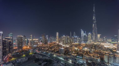 Dubai Şehir Merkezi panoramik gecesinde Dubai 'nin en yüksek gökdeleni ve diğer aydınlık kuleleri Birleşik Arap Emirlikleri' nin tepesinden görülüyor. Eski şehrin geleneksel evleri