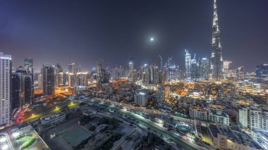 Dubai Şehir Merkezi, tüm gece boyunca Dubai 'nin en yüksek gökdeleni ve Dubai' deki diğer aydınlatma kuleleri ile birlikte Birleşik Arap Emirlikleri 'nin tepesinden görülmektedir. Gökyüzünde ay ve ışıklar sönüyor