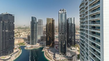 Panorama, Dubai çok amaçlı emtia merkezi karma kullanım bölgesinin bir parçası olan JLT hava sahasındaki yüksek konut binalarını gösteriyor. Arka planda villalar