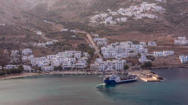 Sabahleyin Amorgos adası havadan zaman ayarlı. Geleneksel Yunanistan - tepelerdeki beyaz evler ve limandaki limandaki gemi, Kiklad