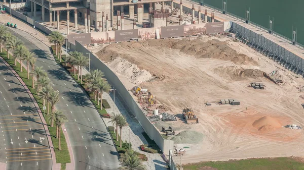 建設現場での移動作業で砂をアンロードホイールローダーマシン ブルドーザーとトラックの近くの道路の空中上からの眺め — ストック写真