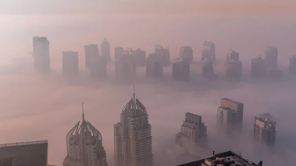 Туман Прикривав Хмарочоси Jlt Башти Морської Піхоти Біля Шейх Заєд — стокове фото