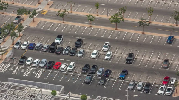 Großer Parkplatz Der Nähe Von Einkaufszentrum Von Vielen Autos Luftaufnahme — Stockfoto