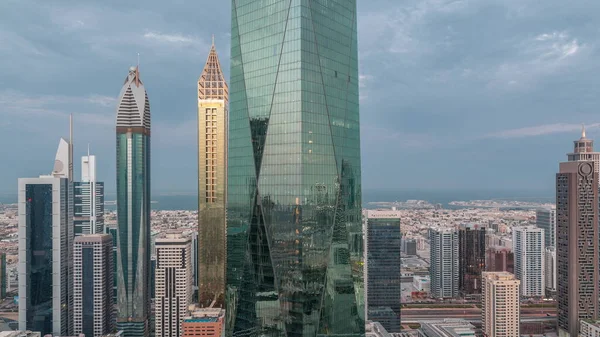 迪拜金融城的金融中心 夜以继日的转型 阿拉伯联合酋长国 窗户和办公大楼有灯光的空中景观 — 图库照片