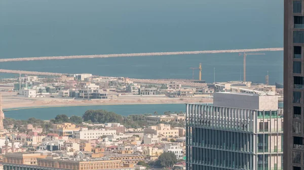アラブ首長国連邦の金融街の超高層ビルからドバイ市内のアパートやヴィラの空中ビュー 水上運河沿いの高層ビルの屋上と建設 — ストック写真