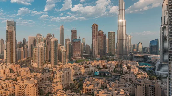 Dubai Belvárosában Reggel Nap Tükröződik Legmagasabb Felhőkarcoló Más Tornyok Kilátás — Stock Fotó