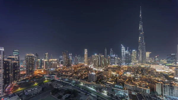 迪拜市中心的全景之夜 从顶部俯瞰着最高的摩天大楼和其他照明塔 阿拉伯联合酋长国迪拜 老城区的传统住房 — 图库照片