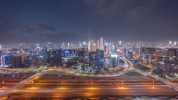 Skyline Panorámico Dubai Con Bahía Negocios Centro Distrito Tráfico Noche —  Fotos de Stock