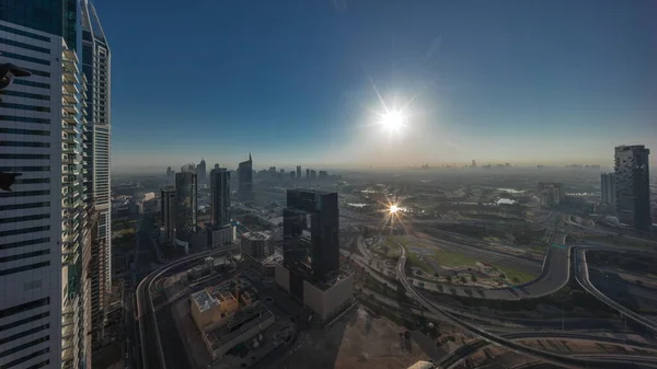 来自迪拜码头的媒体城和Al Barsha高地上空的日出 有高尔夫球场的塔楼和摩天大楼 以及从上往下的公路交叉口的交通 — 图库照片