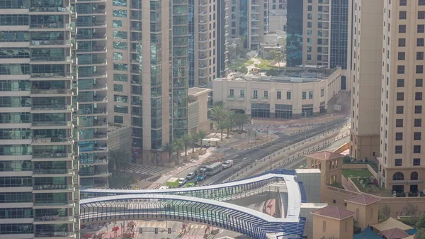Jbr和迪拜码头的天际线与现代高层摩天大楼的概览 滨海生活公寓的空中全天 阴影快速移动 道路交汇处及行人天桥的交通 — 图库照片