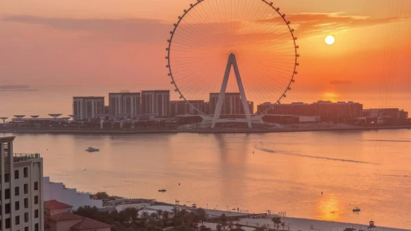 夕阳西下 蓝水岛上有现代建筑和摩天轮天线 迪拜码头和Jbr附近的新的休闲和住宅区 橙色天空 — 图库照片