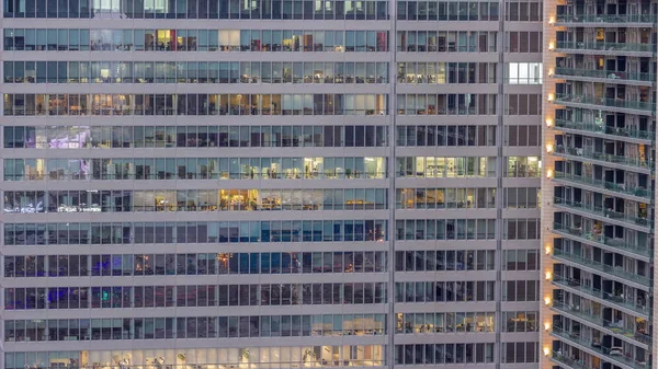 Ofis Binalarının Pencereleri Gece Gündüz Geçiş Gökdelenlerin Pencerelerinden Gelen Işık — Stok fotoğraf