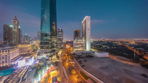 迪拜国际金融区日以继夜地过渡到街道上的交通 日落后的商业写字楼全景航空图 市区附近的摩天大楼 — 图库照片