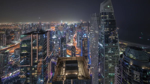 全景显示Jbr区和迪拜码头与Jlt 摩天大楼之间的公路交通 照明现代化塔和建筑工地 — 图库照片