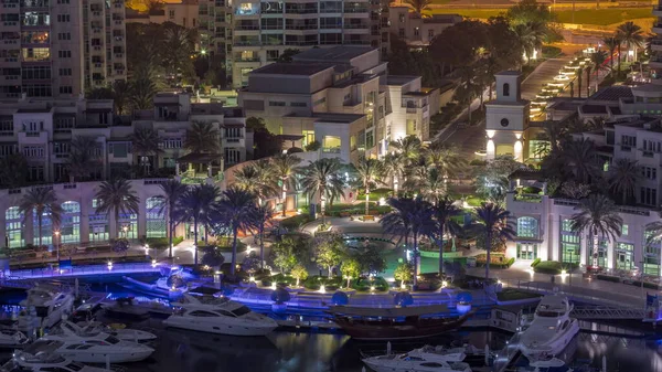 Malownicza Fontanna Promenadzie Dubai Marina Nocy Palmami Wokół Jachtami Porcie — Zdjęcie stockowe