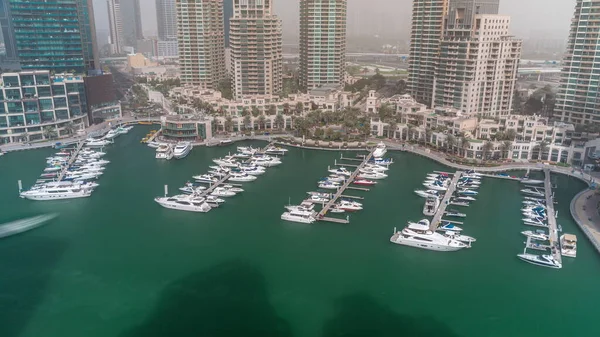 豪华游艇和游艇整天停泊在迪拜码头的空中 阴影快速移动 停泊在海滨港口码头附近的汽艇 — 图库照片
