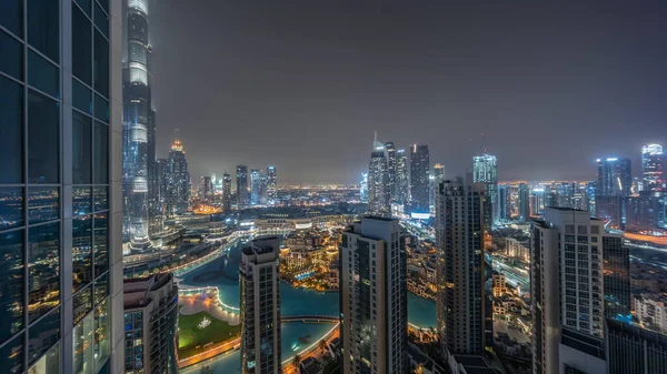 Dubai Şehir Merkezinde Fıskiyeleri Modern Mimari Anteniyle Tüm Gece Boyunca — Stok fotoğraf