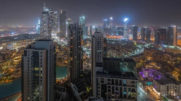 一晩中未来都市の空中パノラマビュー 高層ビルや伝統的な住宅 ドバイ アラブ首長国連邦のスカイラインでライトがオフになってビジネスベイとダウンタウン地区 — ストック写真