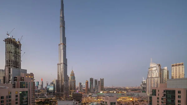 迪拜市中心全景全景城市景观 高耸的摩天大楼围绕着从天到夜的过渡 新塔楼及繁忙道路的建筑工地 交通繁忙 — 图库照片