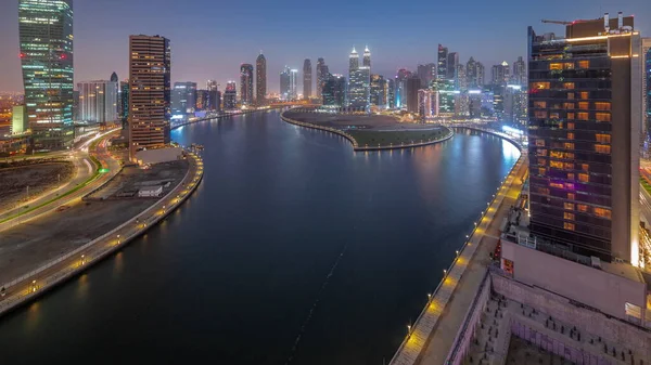 Dubai Körfezi Ndeki Gökdelenlerin Şehir Manzarası Günbegün Kanalları Havadan Geceye — Stok fotoğraf