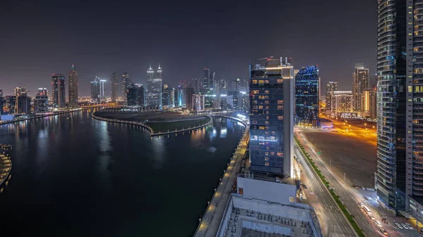 迪拜商业湾摩天大楼全景尽收眼底 水渠通宵通航 现代天际线与照明塔和海滨 国际商务中心 — 图库照片
