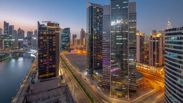 迪拜商业湾和市区摩天大楼的城市景观 以及从空中到夜间的水渠过渡 日落后的现代天际线 塔楼和海滨 国际商务中心 — 图库照片