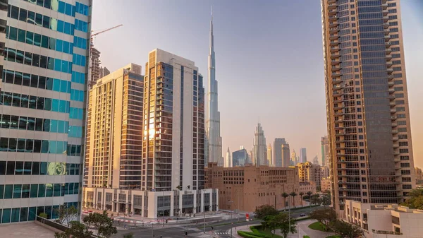Légi Panorámás Kilátás Dubai Belvárosára Difc Felhőkarcolók Naplementekor Forgalmas Forgalommal — Stock Fotó