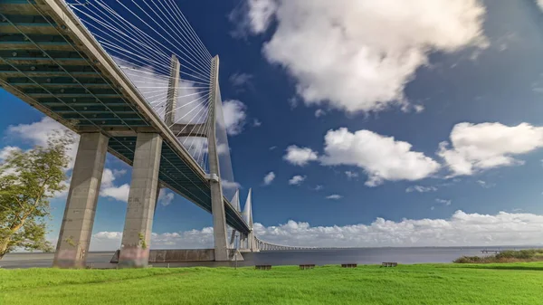 Vasco Gama Bridge Timelapse Hyperlapse Green Lawn Waterfront Blue Cloudy — Stock Photo, Image