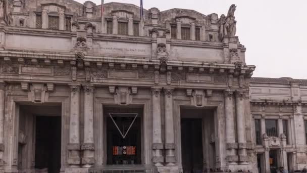 米兰中央车站 Milano Centrale Timse 是意大利米兰的主要中央火车站 人们走在广场上 位于Via Vittor Pisani大道附近的Duca Daosta广场 — 图库视频影像