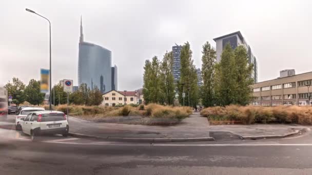 Panorama Mrakodrapy Věžemi Parku Podzimním Stromem Zeleným Trávníkem Nachází Mezi — Stock video