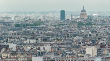 Paris 'te bir zaman diliminde çatıların üstündeki evlerin üstündeki hava manzarası. Sabahları gökyüzü bulutlu, ana manzaralı.